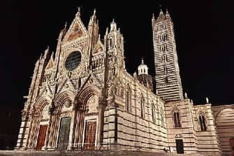 Catedral gótica iluminada
