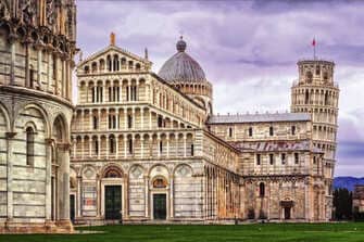 Catedral Pisa y su famosa torre inclinada bajo cielo púrpura